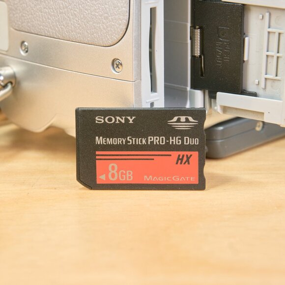 Sony DSC-H9 Digital Camera / 8.1MP / 15x Carl Zeiss Zoom Lens / Japan - Picture 11 of 11